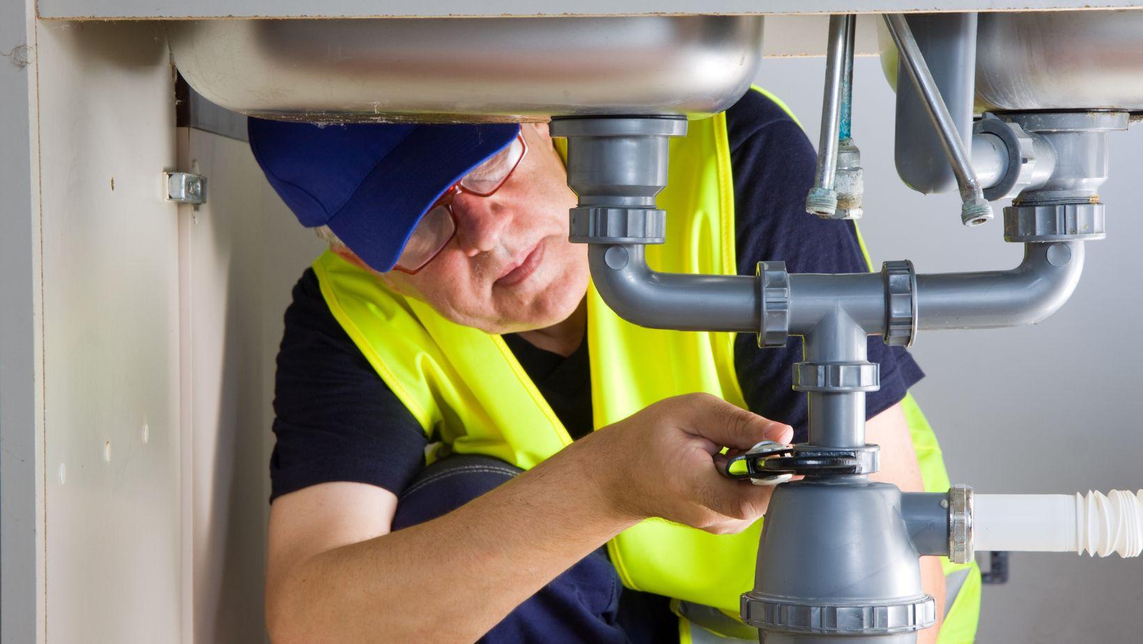 emergency plumber, standard plumber, urgent plumbing repair, immediate plumbing services, local emergency plumber, 24 hour plumber, residential emergency plumber, plumber vs emergency plumber, plumbing repair services, rapid plumbing response